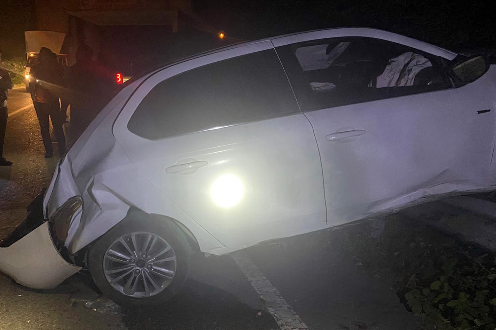 Otomobil 200 metrelik uçuruma yuvarlandı: 2 ağır yaralı 4