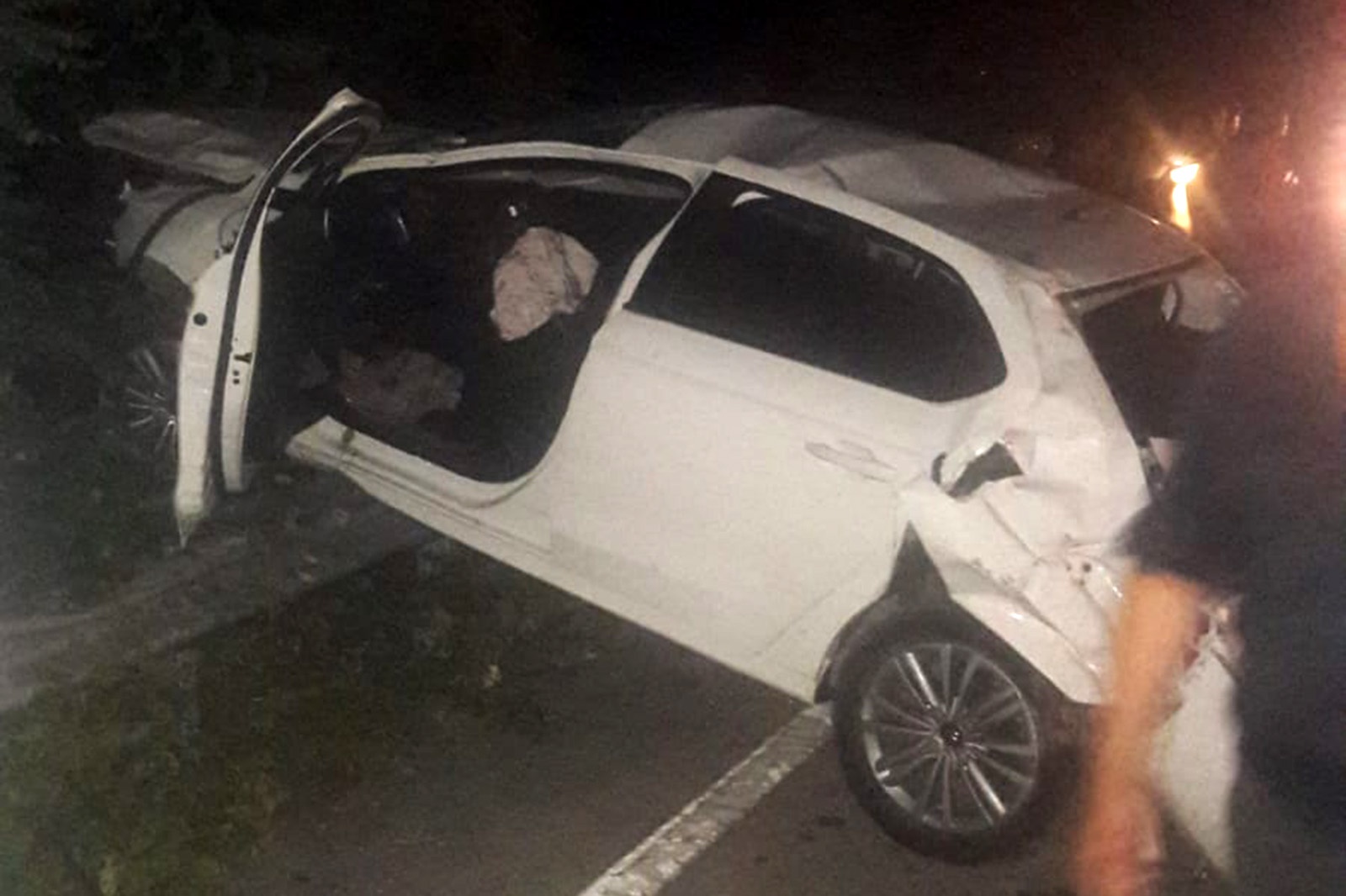 Otomobil 200 metrelik uçuruma yuvarlandı: 2 ağır yaralı 3