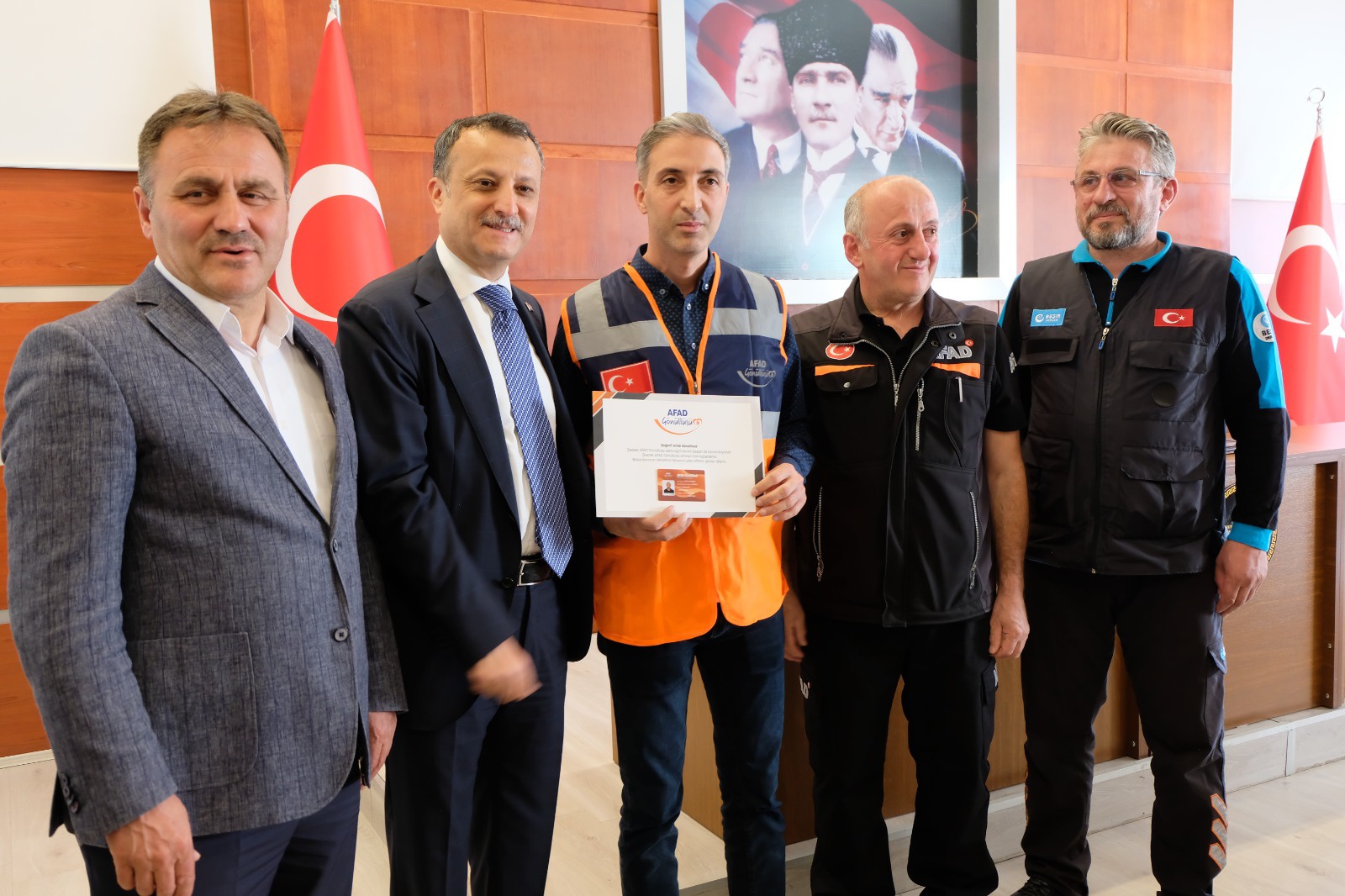 AFAD’ın Hafif Arama Kurtarma eğitimini bitiren kursiyerlere sertifikaları verildi 2