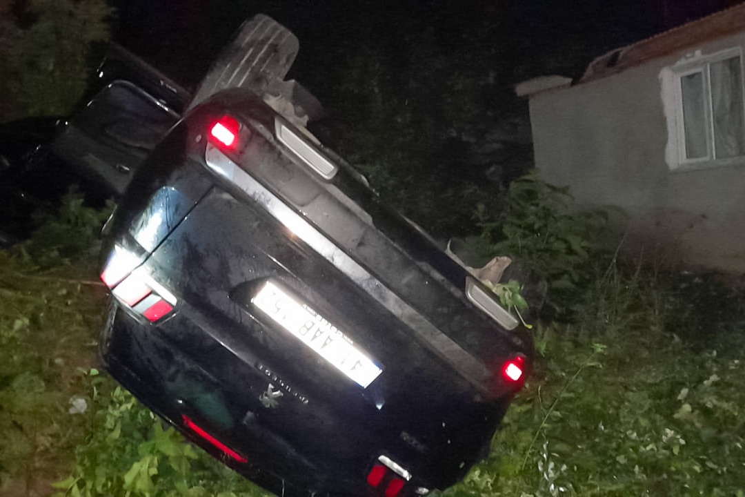 Otomobil 50 metre yuvarlandı: 2 yaralı 2