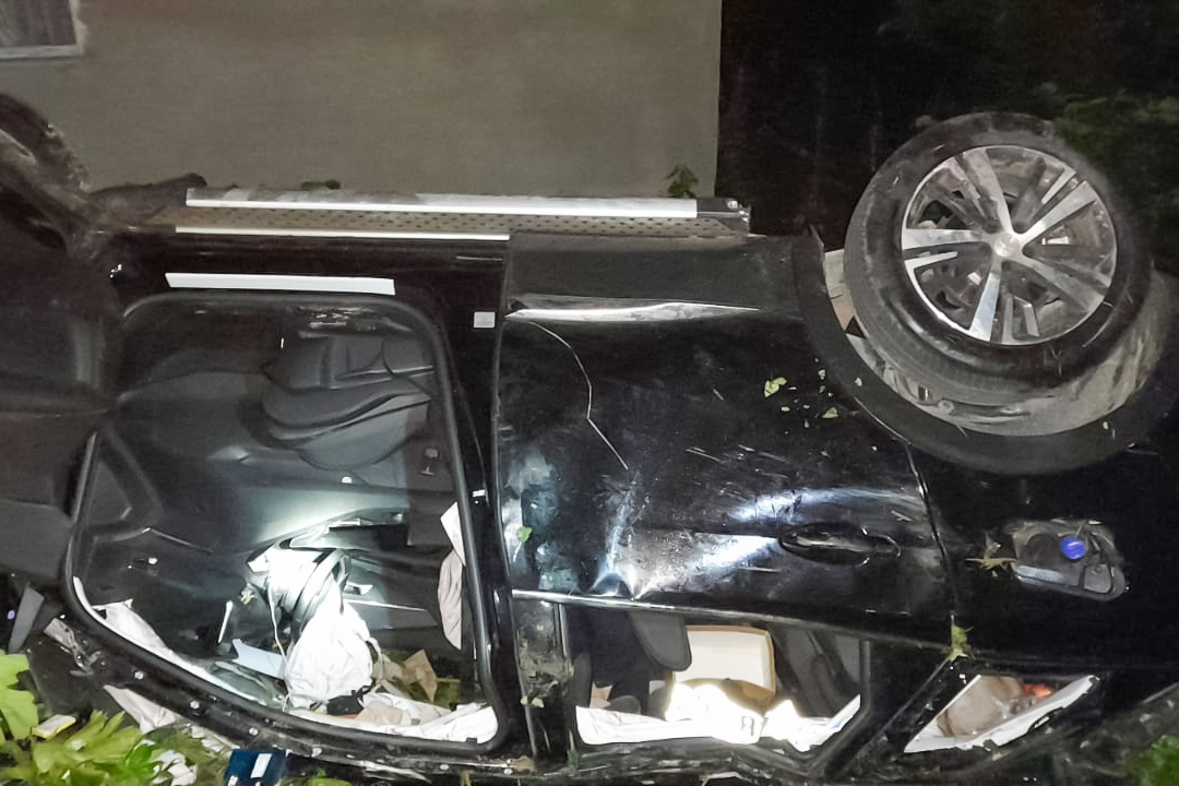 Otomobil 50 metre yuvarlandı: 2 yaralı 6