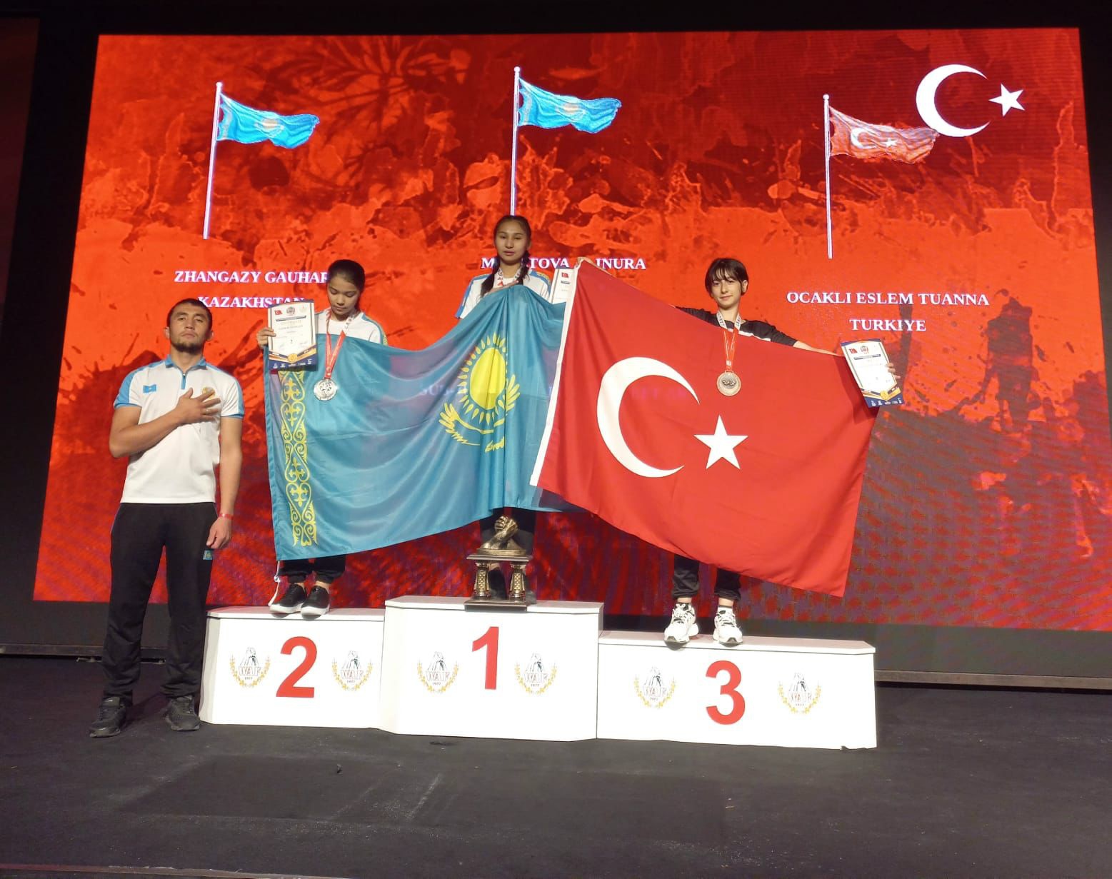 Bilekçilerimiz dünyanın bileğini bükmeye devam ediyor 13