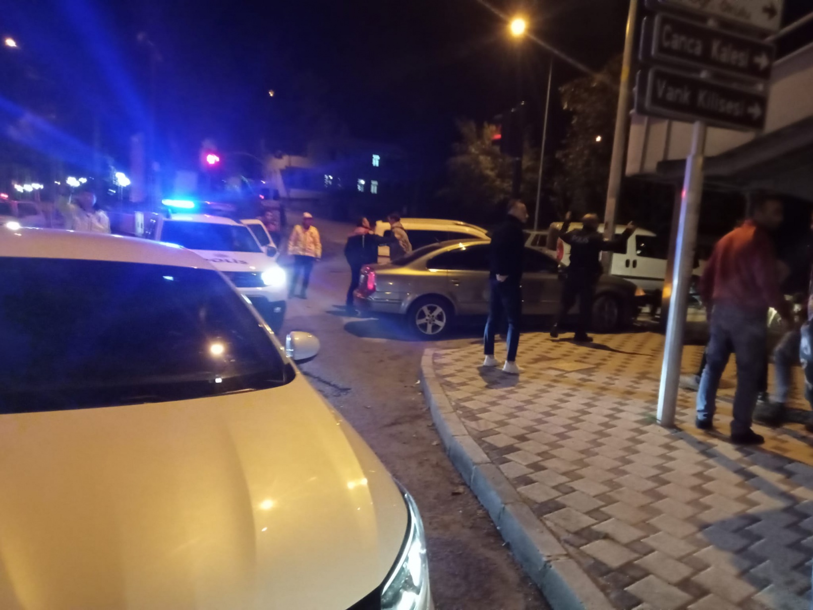 Polisten kaçan ehliyetsiz sürücü üst geçit direğine çarptı: 3 yaralı 5