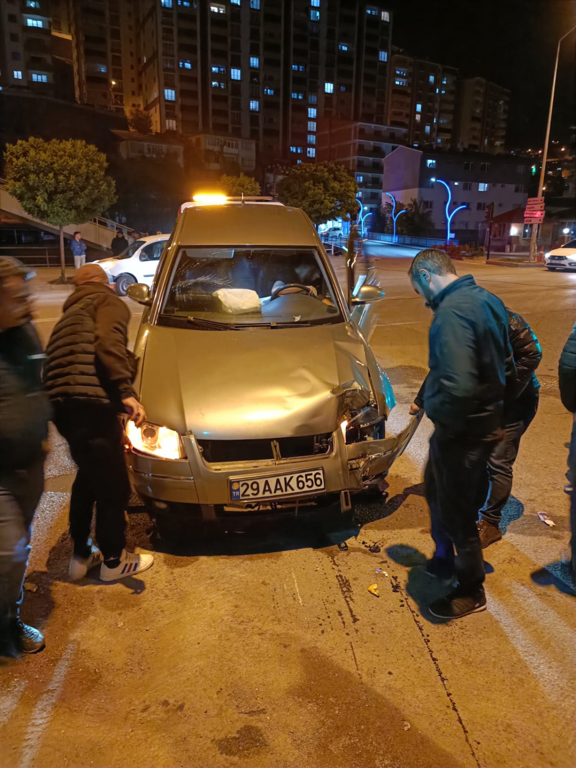 Polisten kaçan ehliyetsiz sürücü üst geçit direğine çarptı: 3 yaralı 7