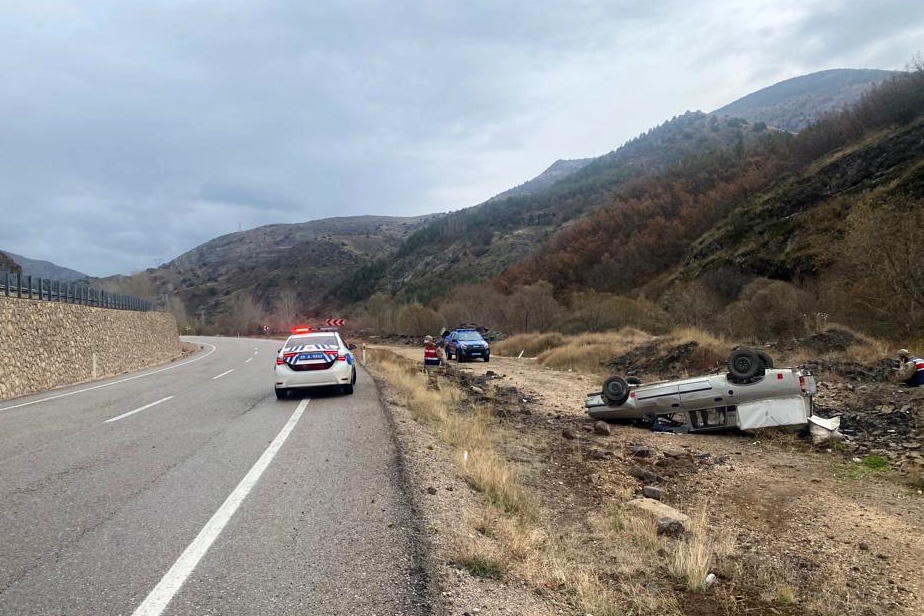 Virajı alamayan kamyonet şarampole yuvarlandı: 1 yaralı  4