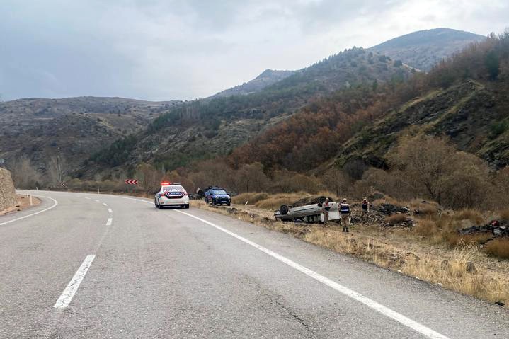 Virajı alamayan kamyonet şarampole yuvarlandı: 1 yaralı  1