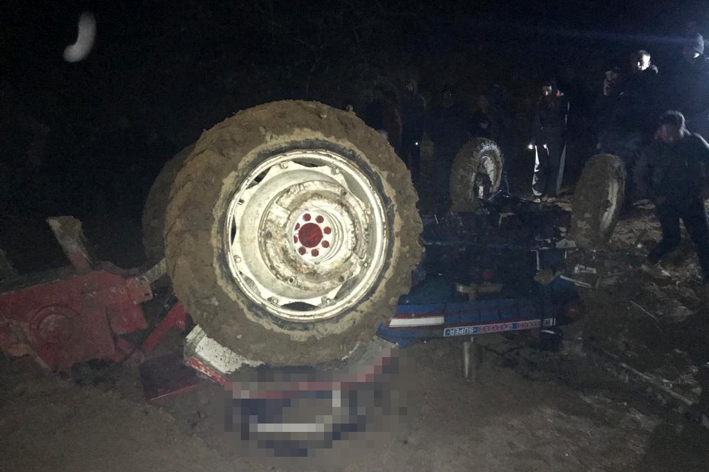 Yeni aldığı traktörün altında kalan 3 çocuk babası şahıs hayatını kaybetti   3