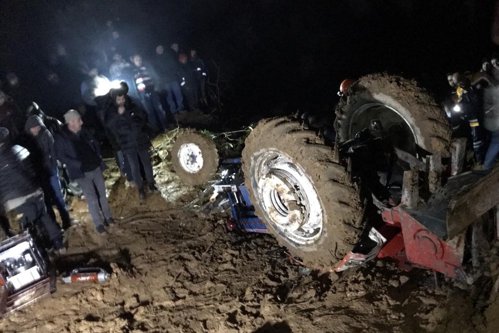 Yeni aldığı traktörün altında kalan 3 çocuk babası şahıs hayatını kaybetti   5