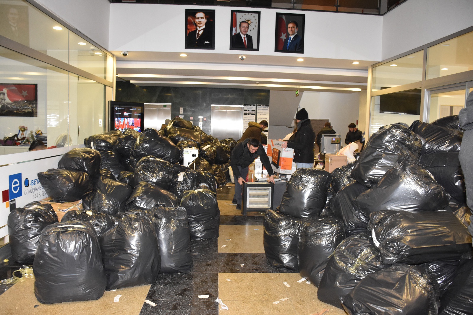 Gümüşhane Belediyesi 5 TIR yardım gönderdi 8