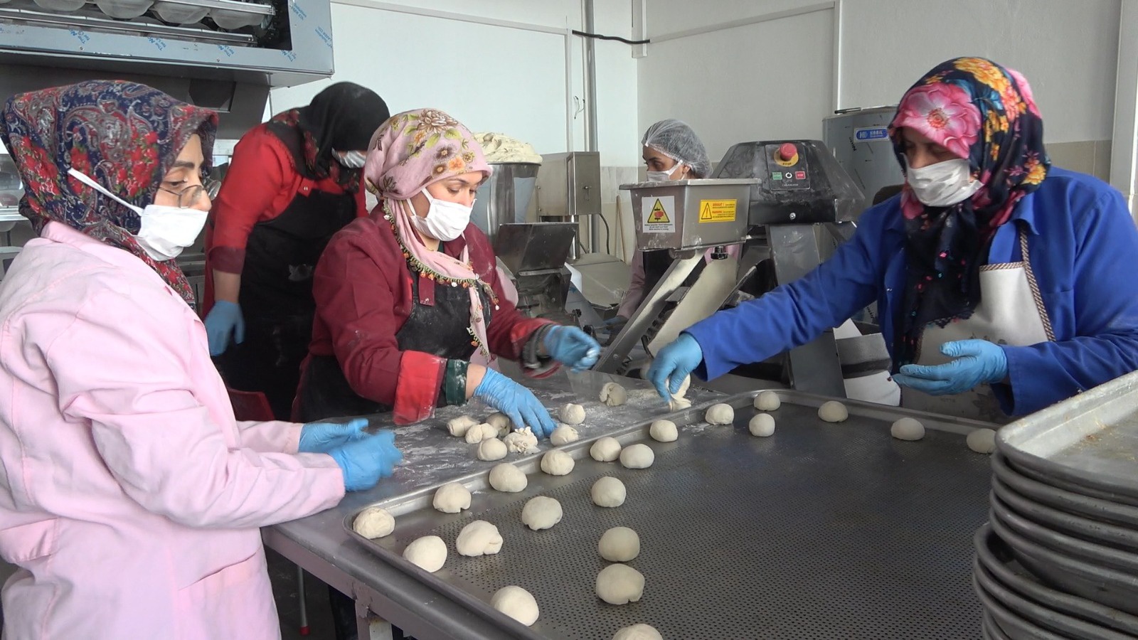 Hayme Ana depremzedeler için ekmek üretim merkezi oldu 5