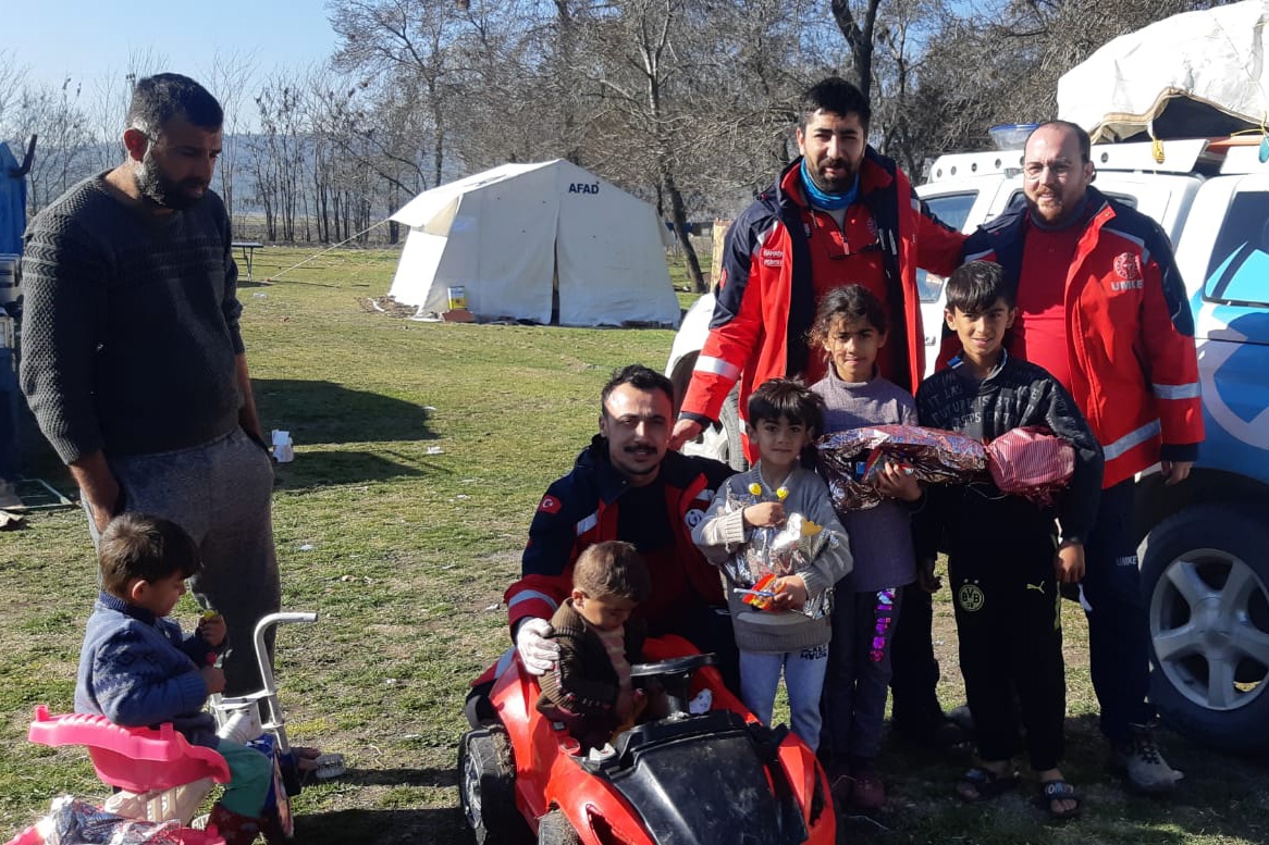 Sağlık çalışanları depremzede çocukları sevindirdi 12