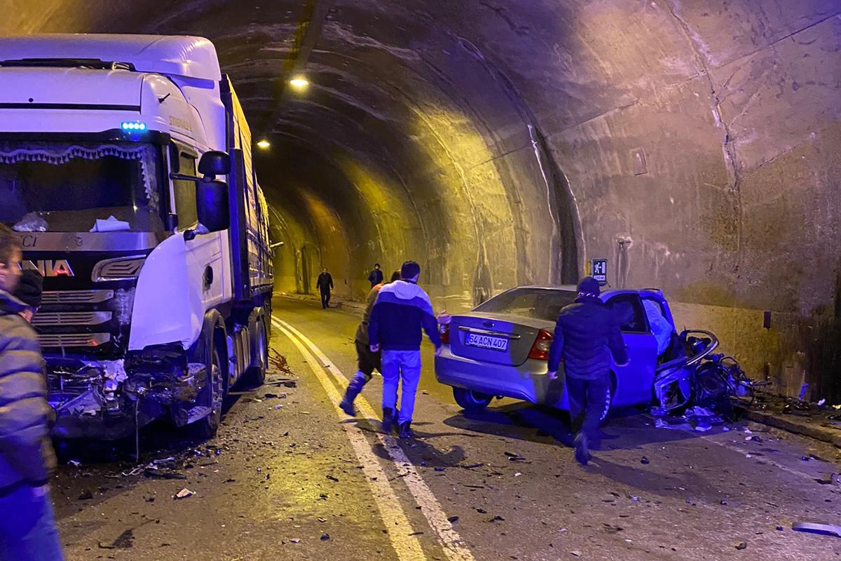 Otomobille tır tünel içinde çarpıştı: 2 yaralı 5