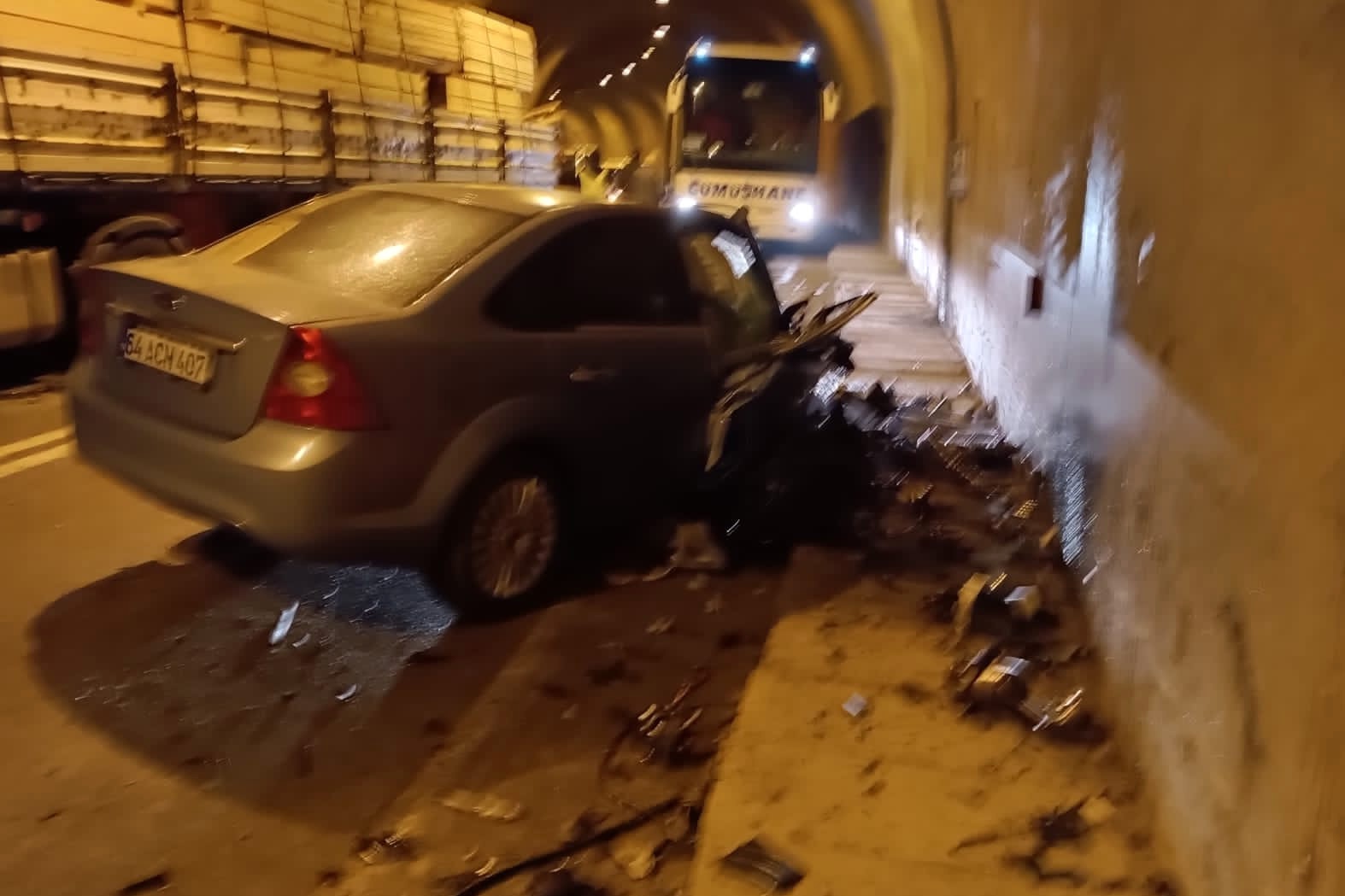 Otomobille tır tünel içinde çarpıştı: 2 yaralı 1