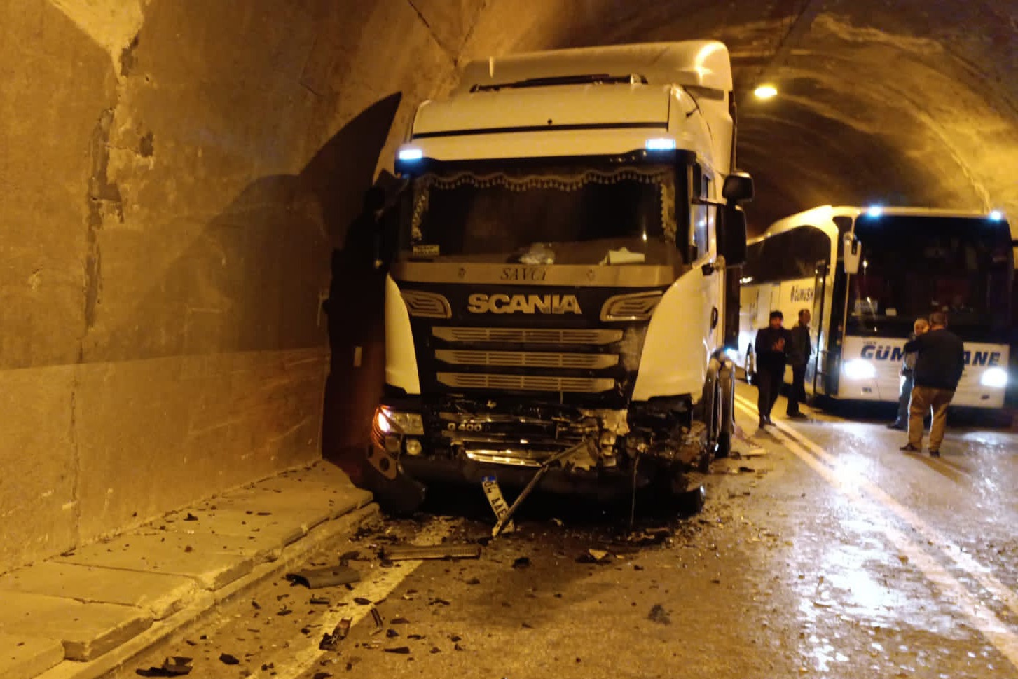 Otomobille tır tünel içinde çarpıştı: 2 yaralı 2