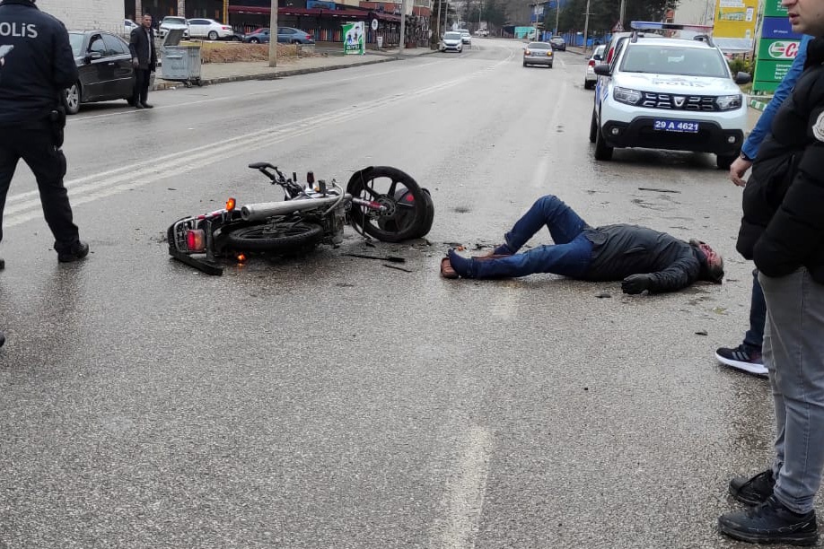 Otomobille motosiklet çarpıştı: 2 yaralı 1