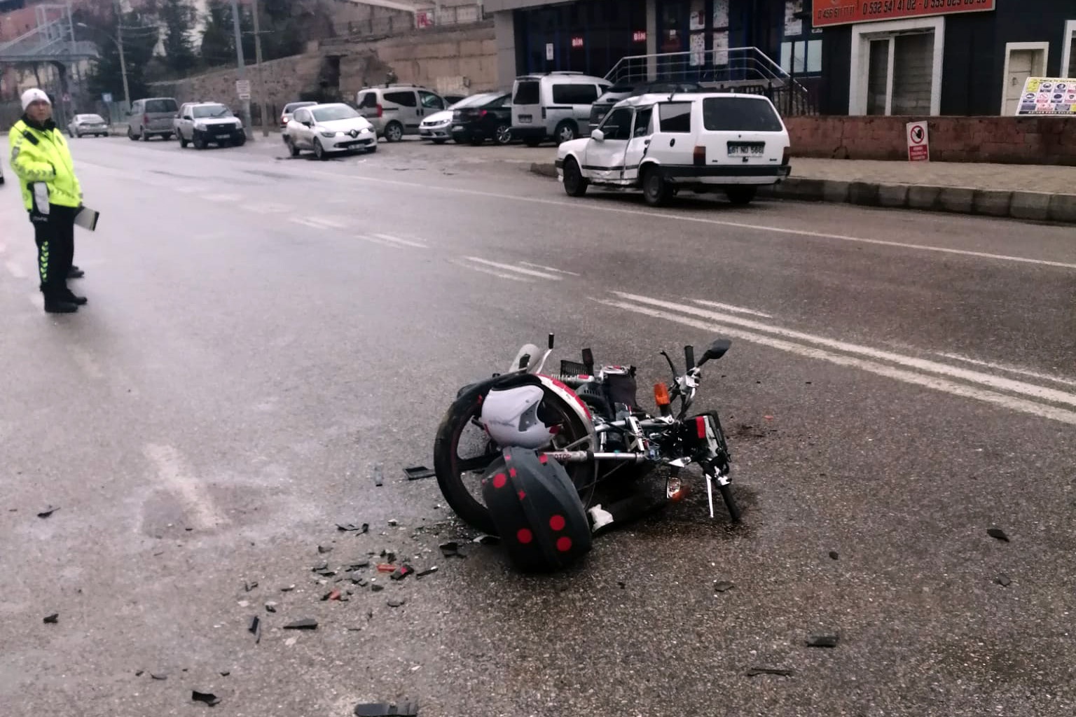 Otomobille motosiklet çarpıştı: 2 yaralı 3