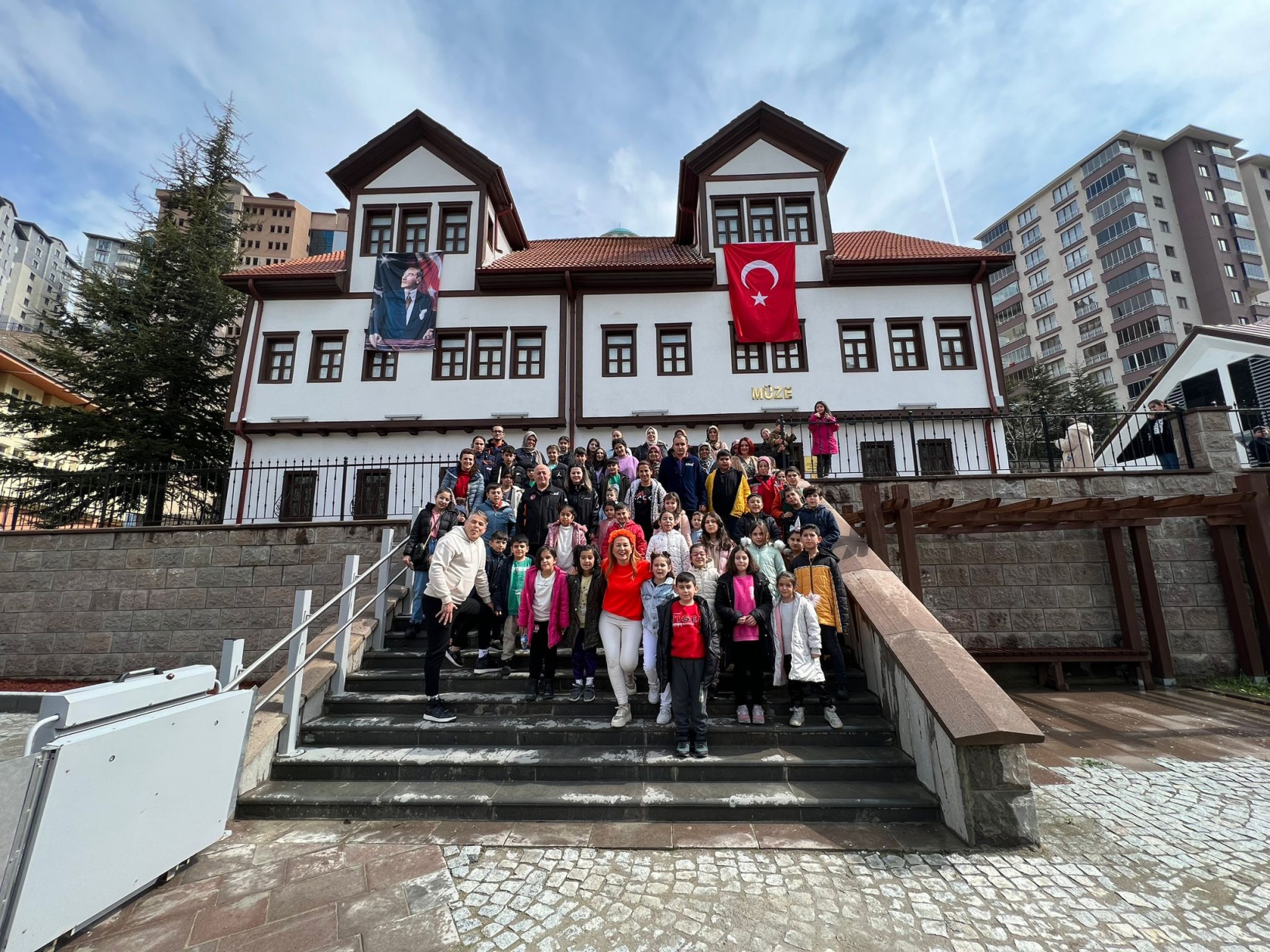 Ünlü yazar ve tiyatrocular depremzede çocukların yüzünü güldürdüler 1