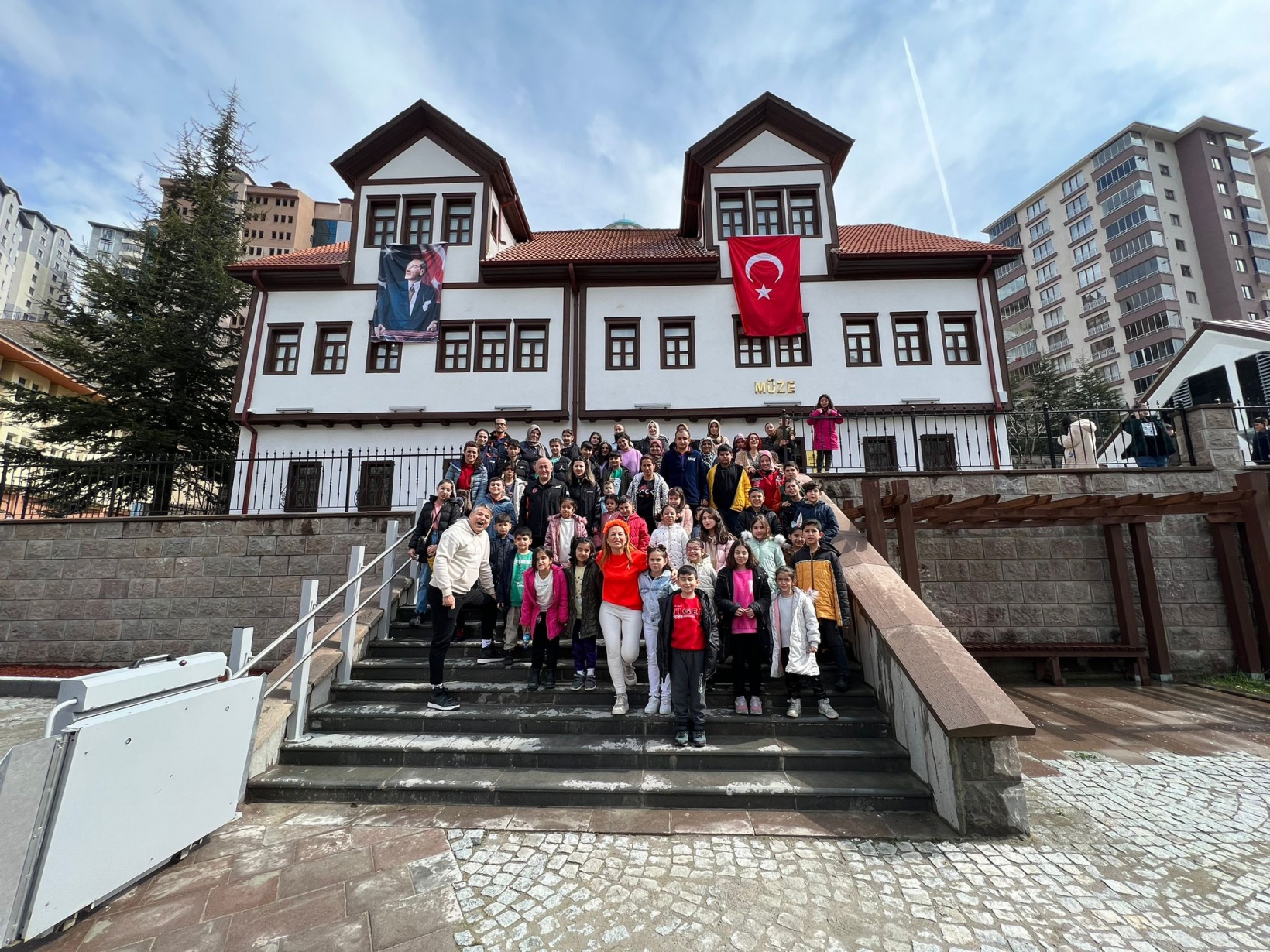 Ünlü yazar ve tiyatrocular depremzede çocukların yüzünü güldürdüler 12