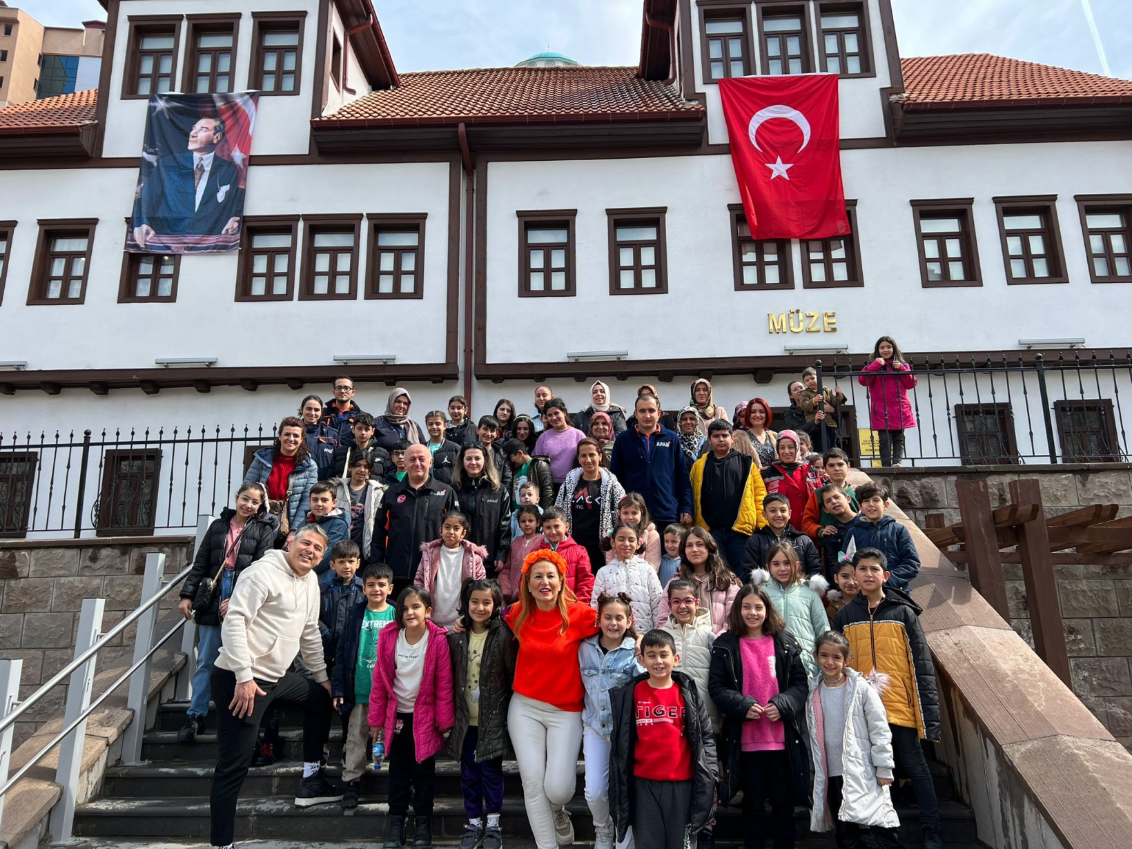 Ünlü yazar ve tiyatrocular depremzede çocukların yüzünü güldürdüler 8