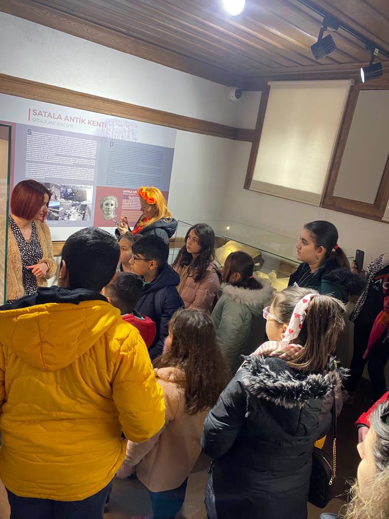 Ünlü yazar ve tiyatrocular depremzede çocukların yüzünü güldürdüler 5