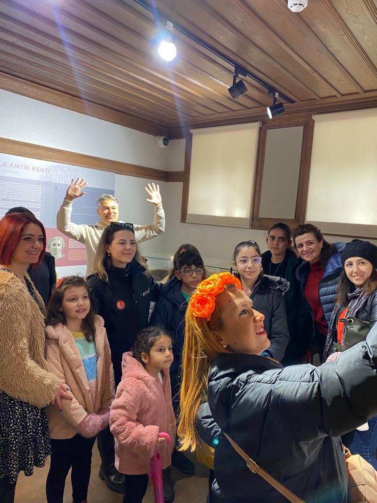 Ünlü yazar ve tiyatrocular depremzede çocukların yüzünü güldürdüler 9