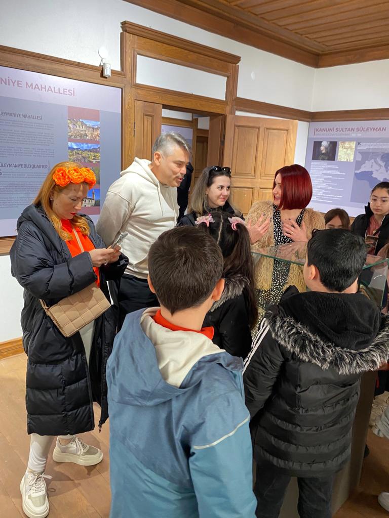 Ünlü yazar ve tiyatrocular depremzede çocukların yüzünü güldürdüler 16