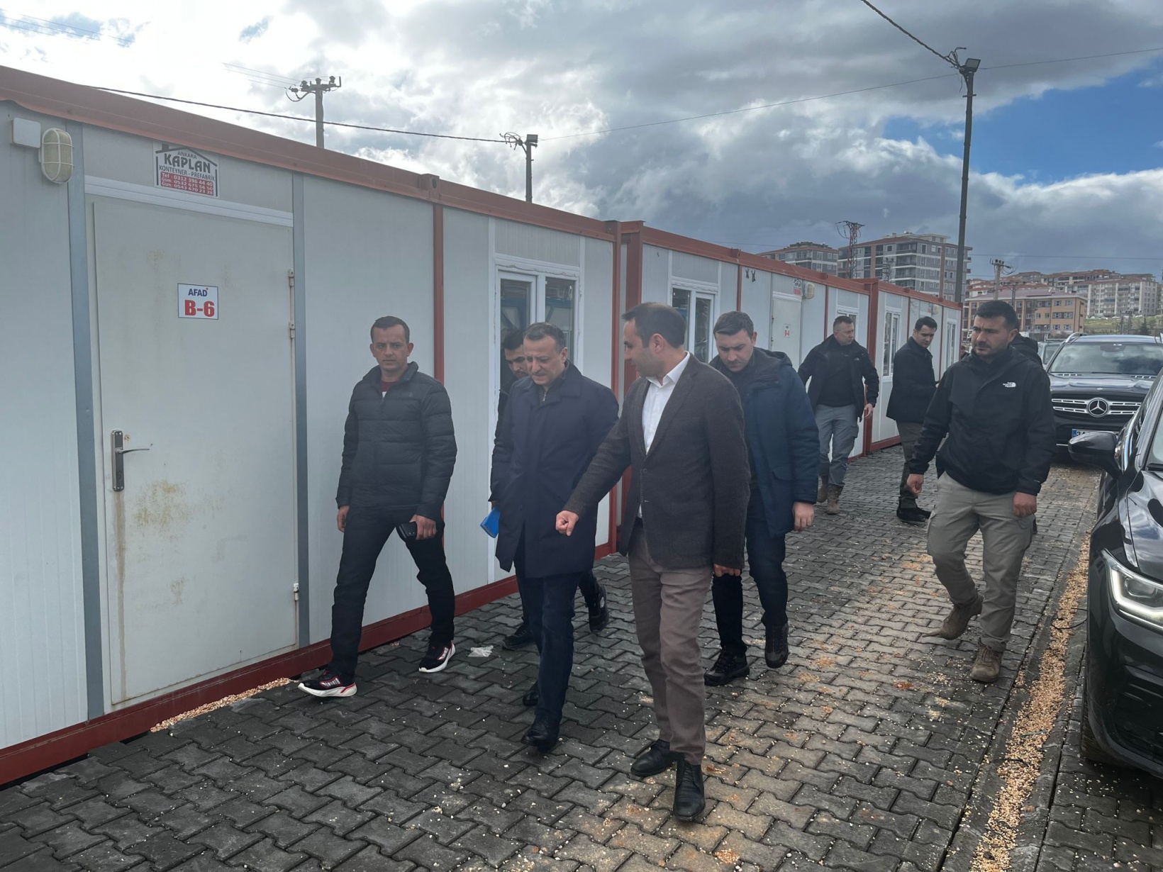 Vali Taşbilek deprem bölgesinde 3