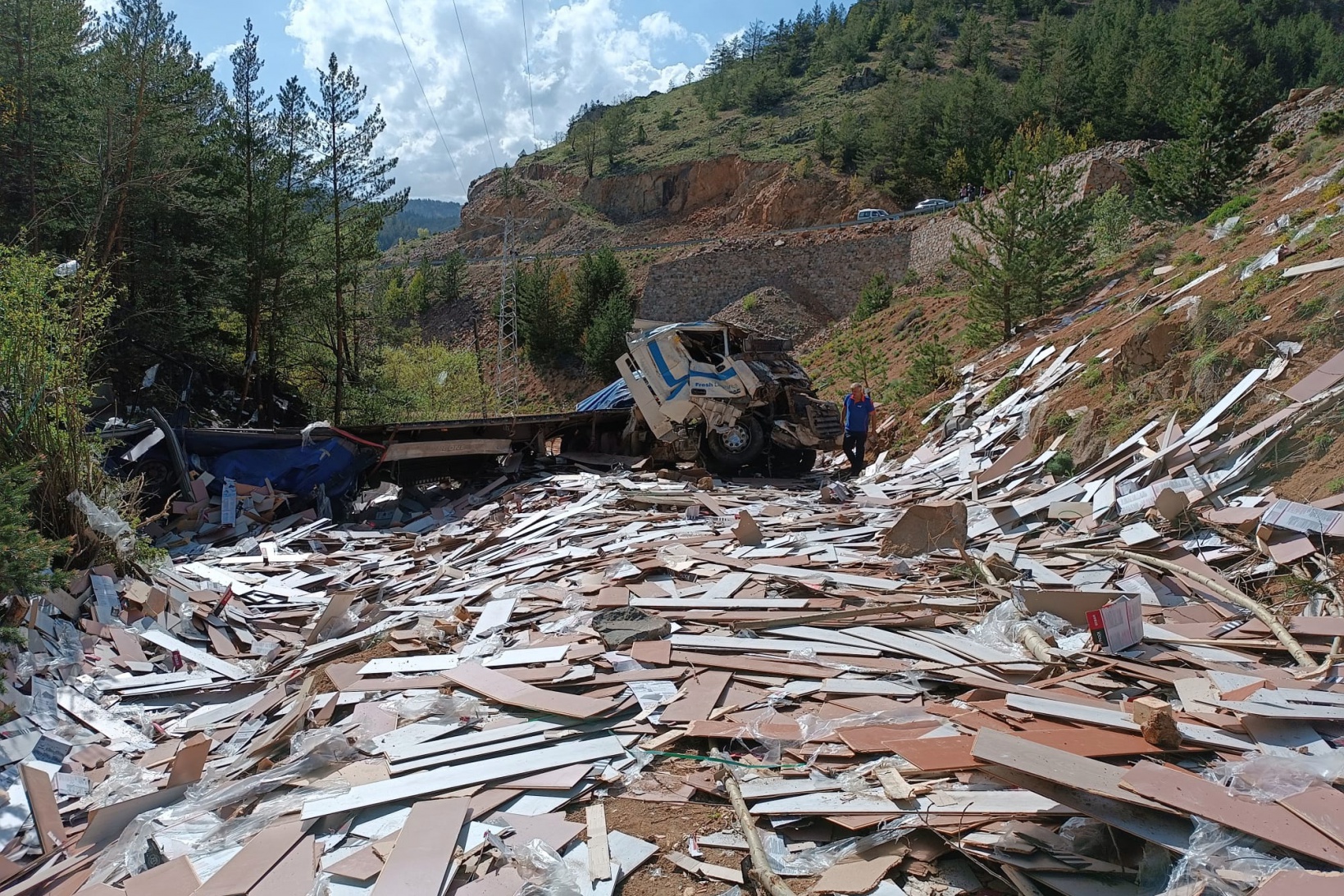 Laminant yüklü TIR dereye yuvarlandı: 1 yaralı 3