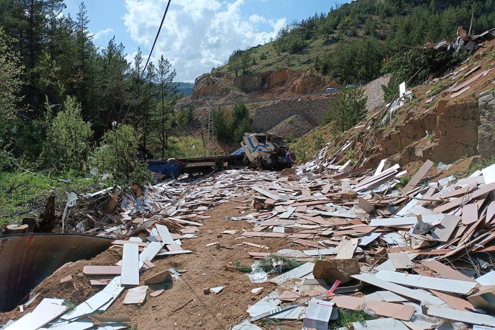 Laminant yüklü TIR dereye yuvarlandı: 1 yaralı 7