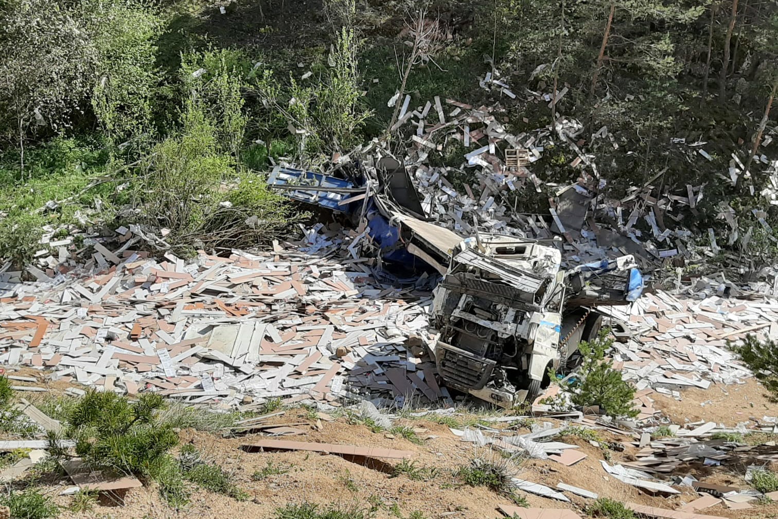 Laminant yüklü TIR dereye yuvarlandı: 1 yaralı 6