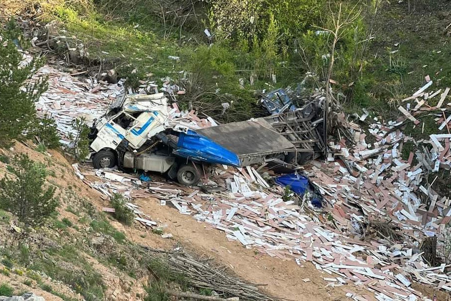 Laminant yüklü TIR dereye yuvarlandı: 1 yaralı 1