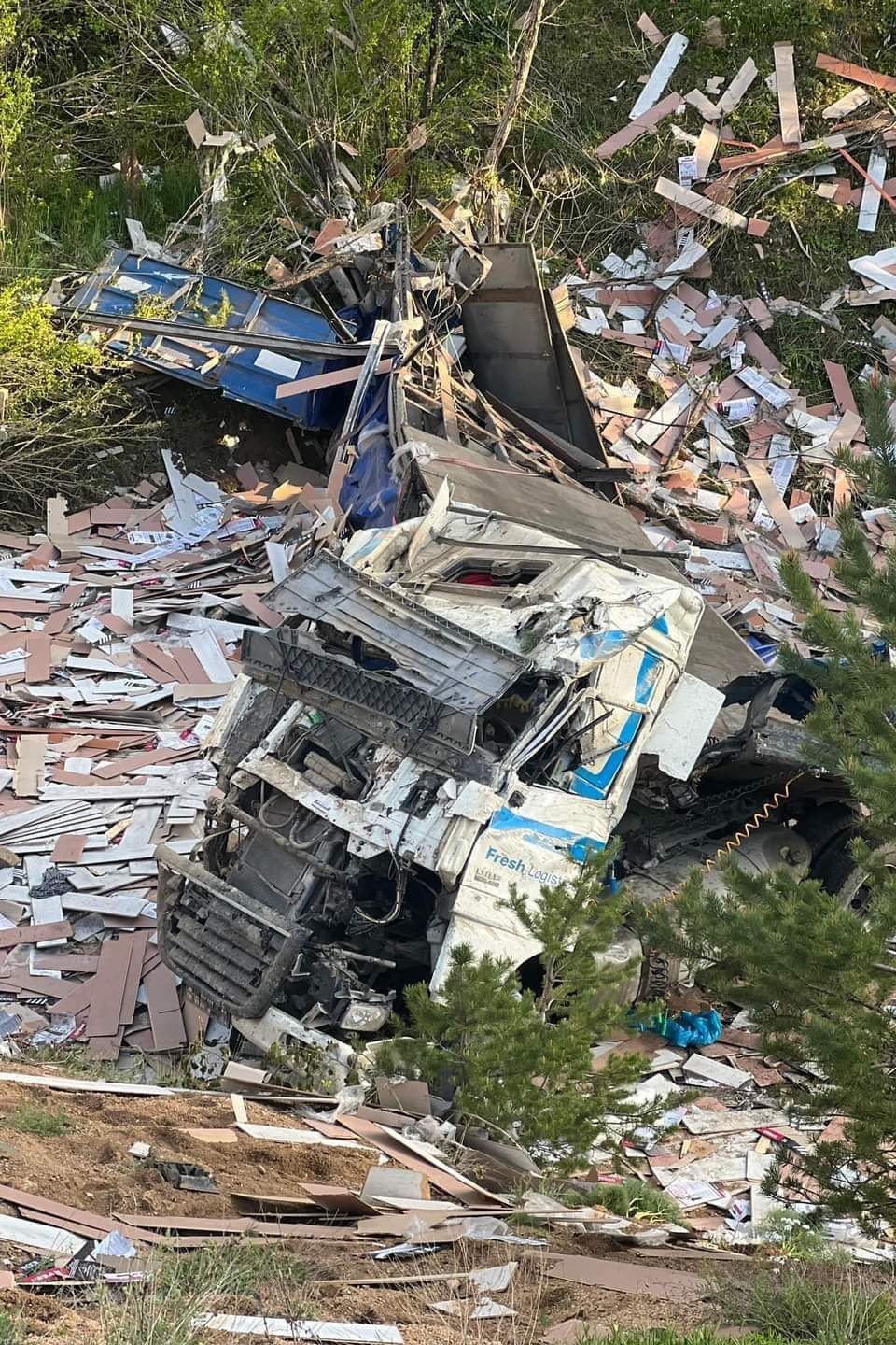 Laminant yüklü TIR dereye yuvarlandı: 1 yaralı 2