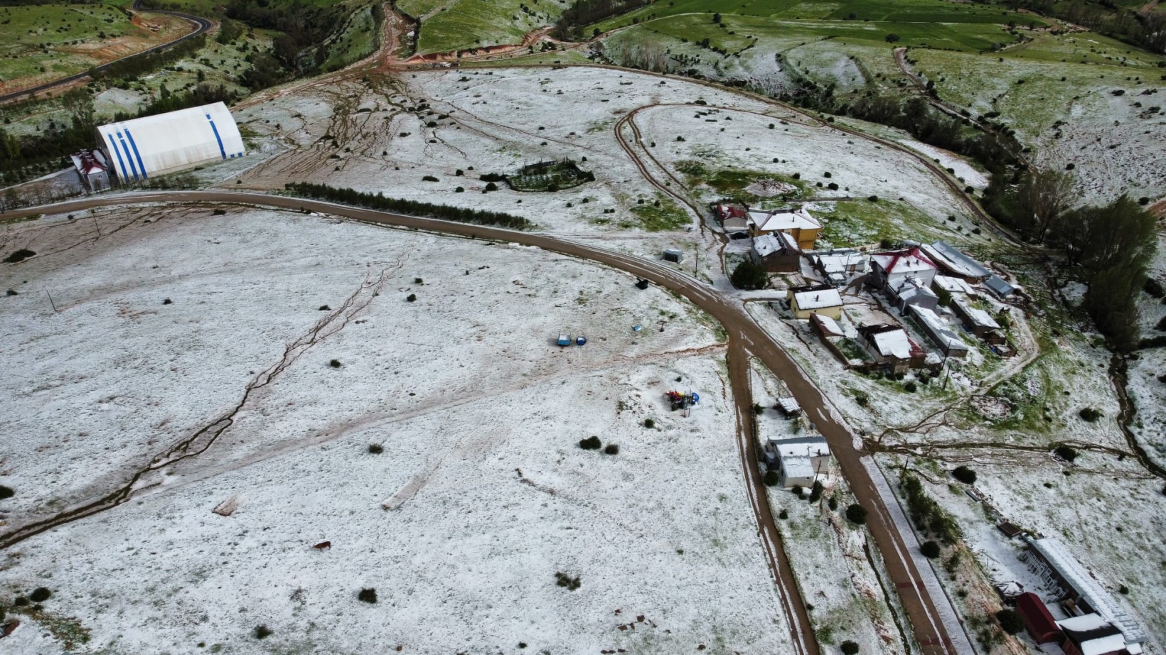 20 dakika süren dolu Gümüşgöze'yi beyaza bürüdü 4