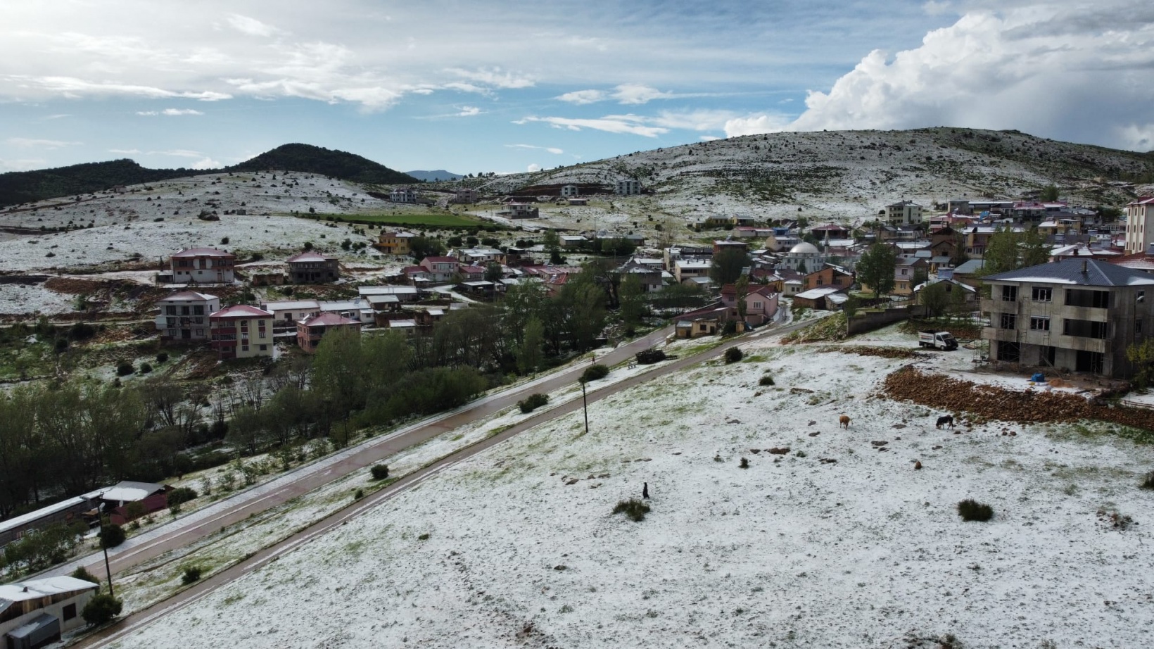 20 dakika süren dolu Gümüşgöze'yi beyaza bürüdü 2