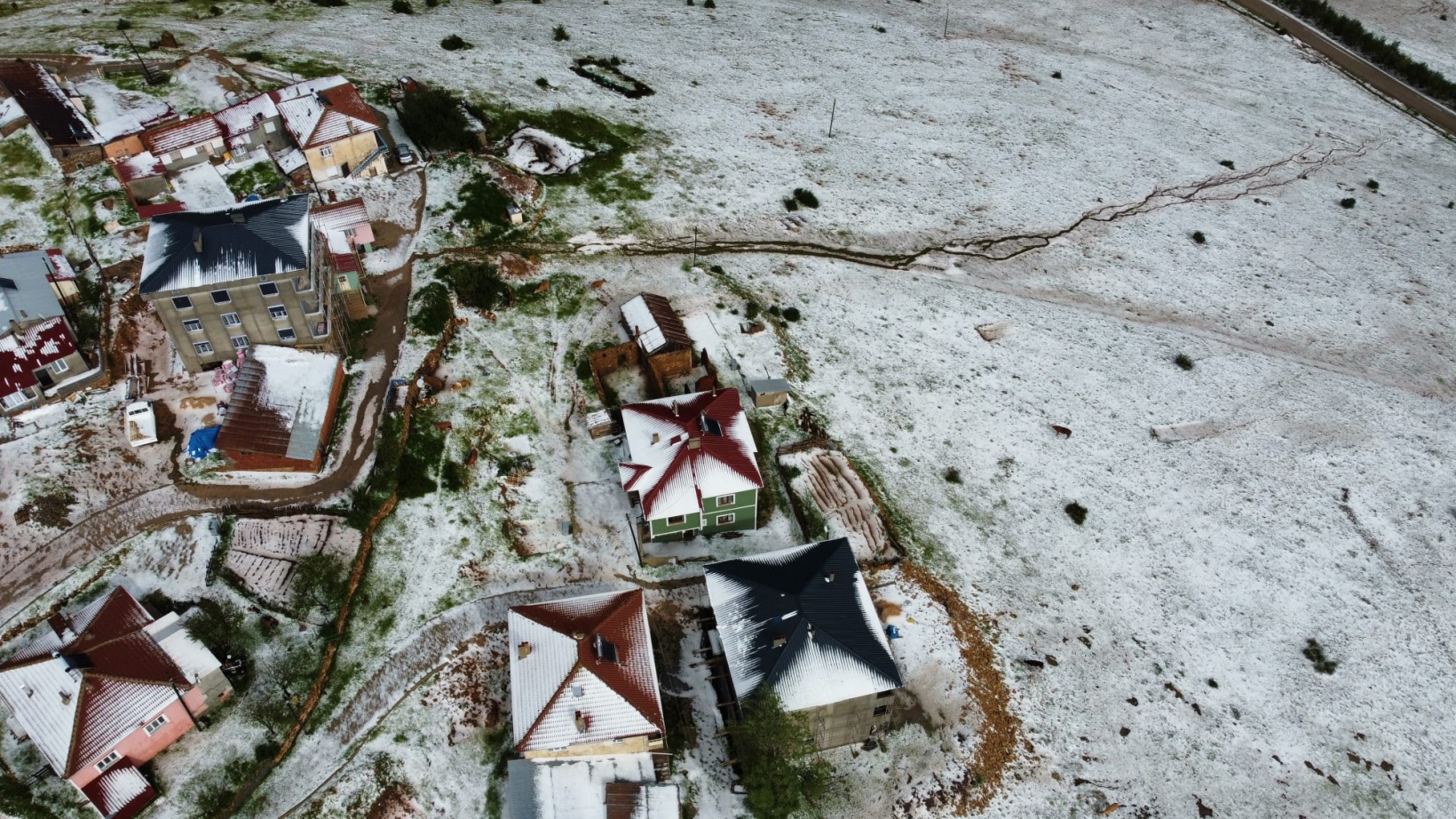 20 dakika süren dolu Gümüşgöze'yi beyaza bürüdü 5