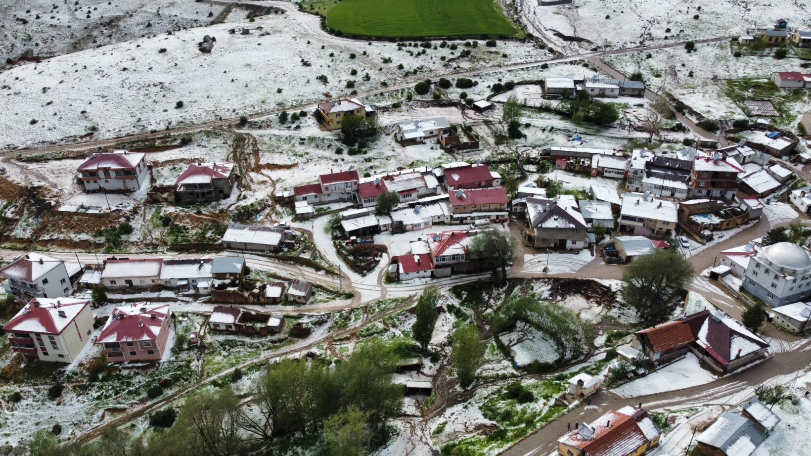 20 dakika süren dolu Gümüşgöze'yi beyaza bürüdü 10