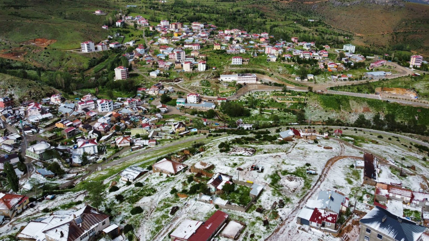 20 dakika süren dolu Gümüşgöze'yi beyaza bürüdü 8