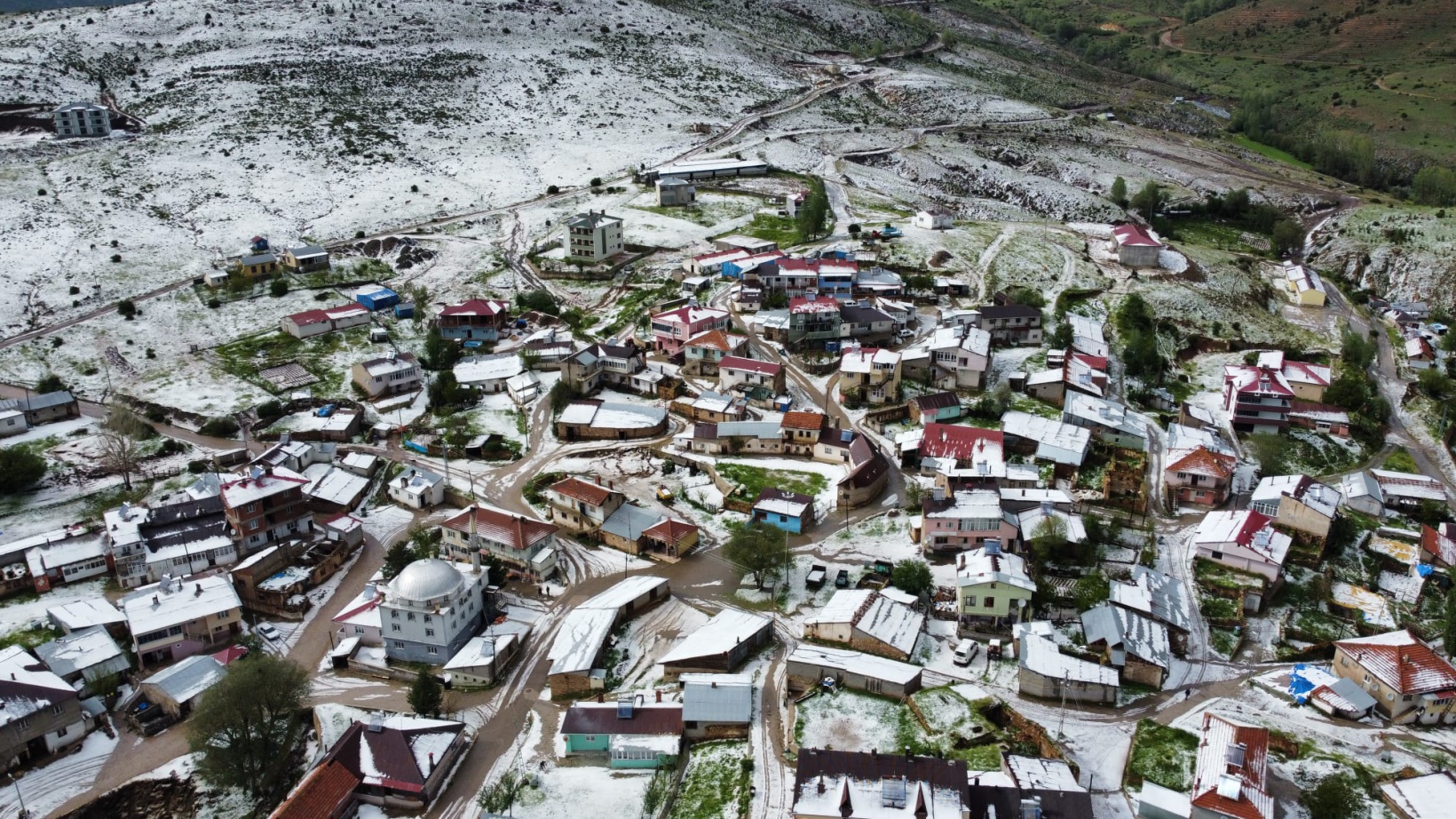 20 dakika süren dolu Gümüşgöze'yi beyaza bürüdü 3