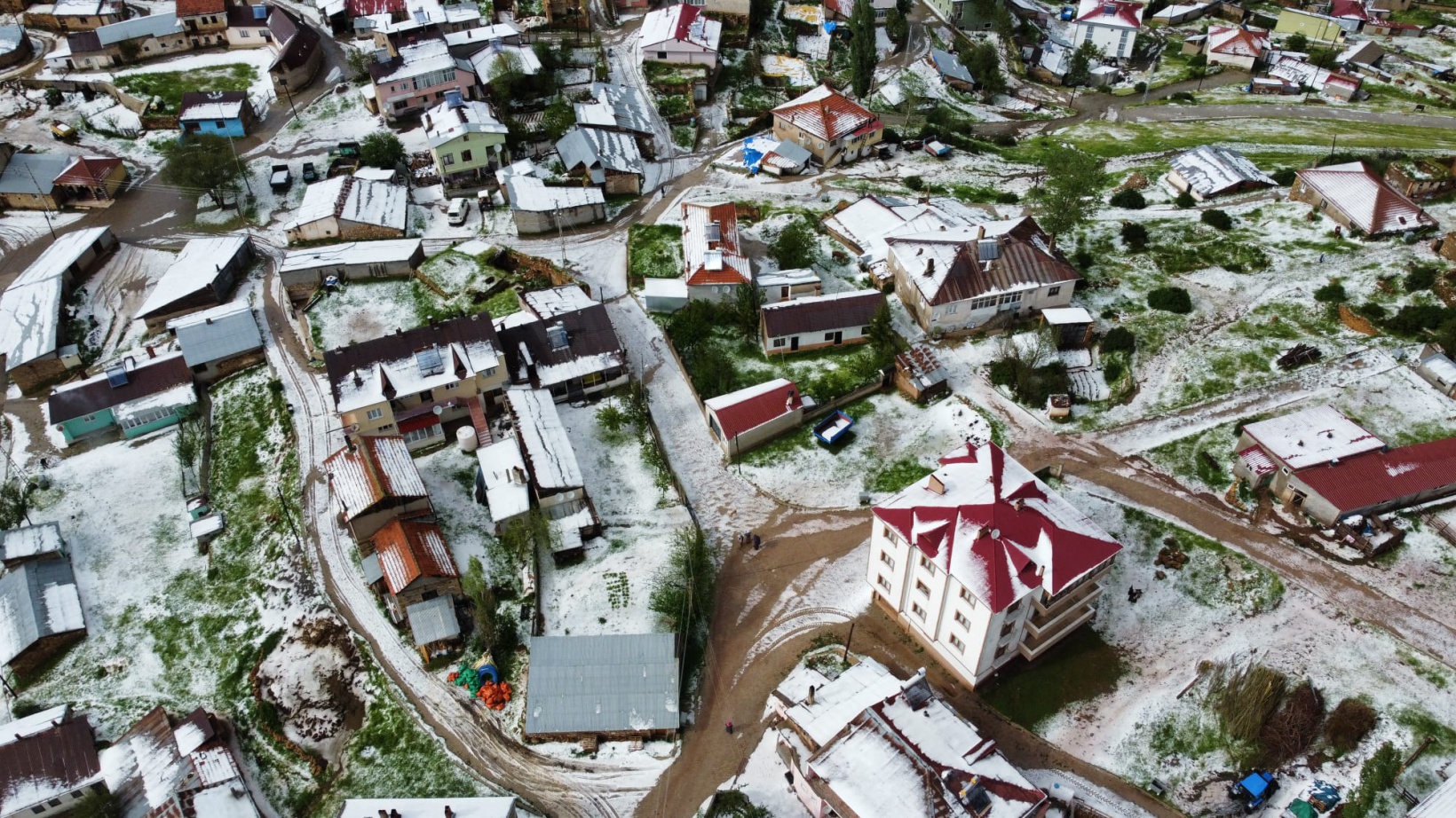 20 dakika süren dolu Gümüşgöze'yi beyaza bürüdü 6