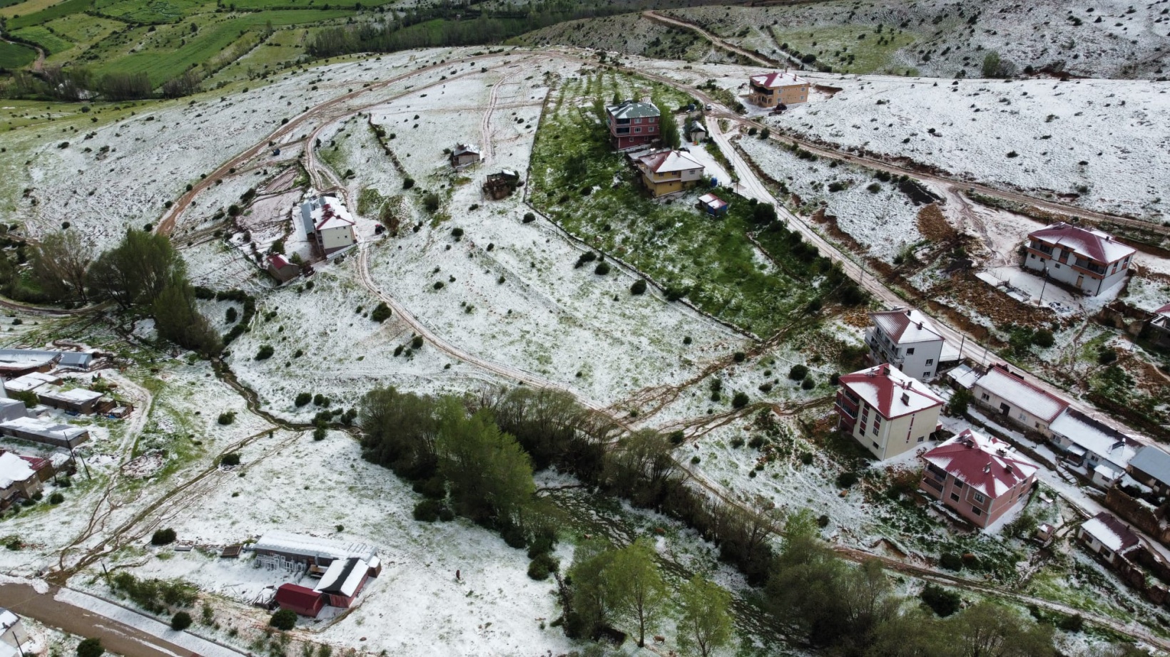 20 dakika süren dolu Gümüşgöze'yi beyaza bürüdü 7