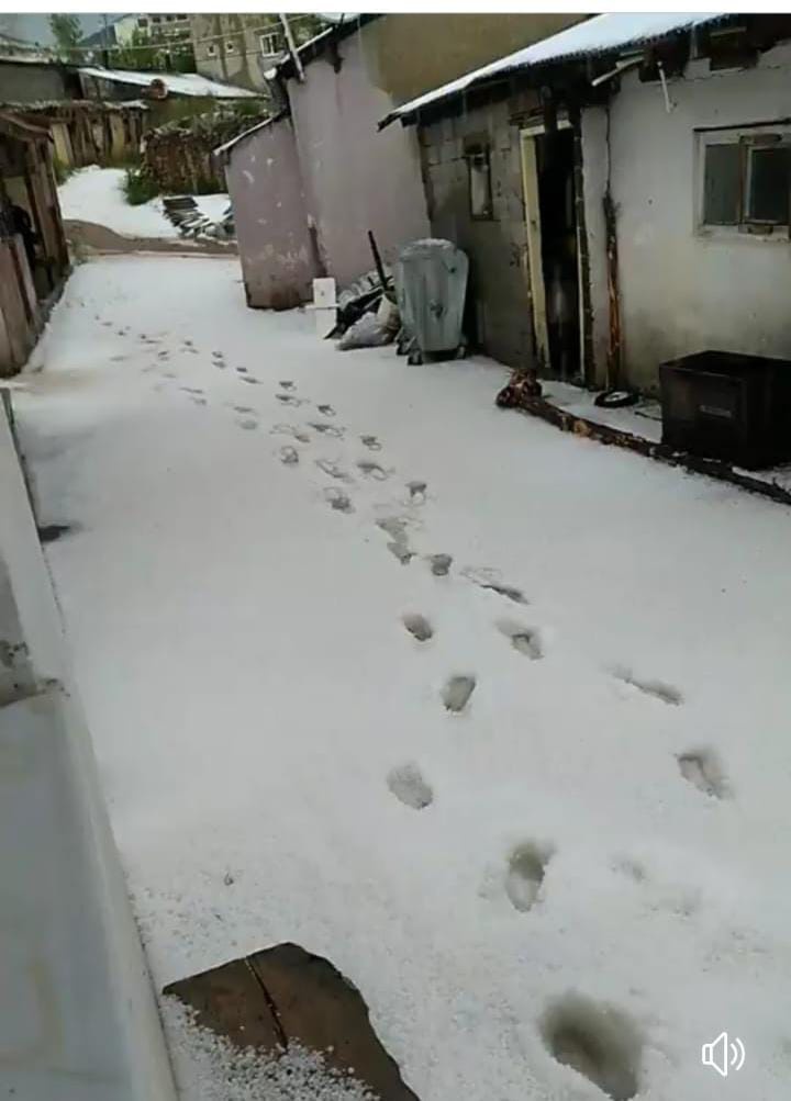 20 dakika süren dolu Gümüşgöze'yi beyaza bürüdü 1