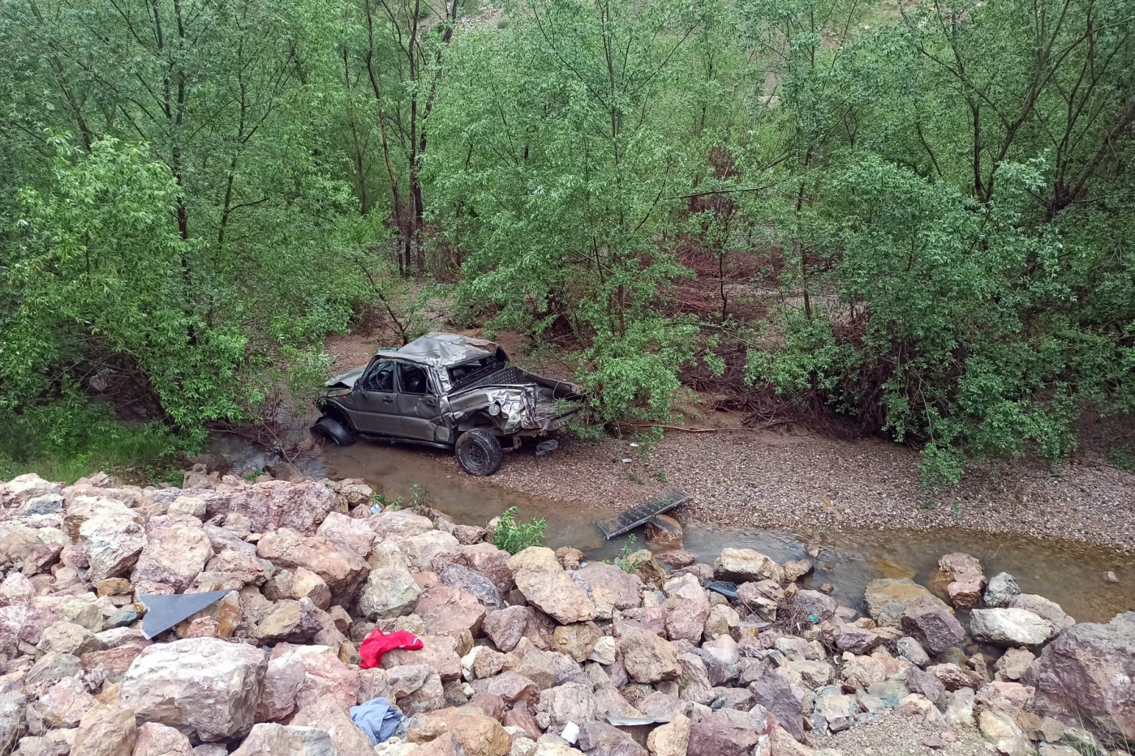 Kamyonet uçuruma yuvarlandı: 1 ölü, 1 yaralı 6