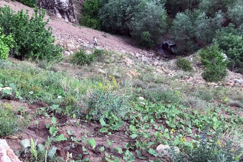 Kamyonet uçuruma yuvarlandı: 1 ölü, 1 yaralı 3