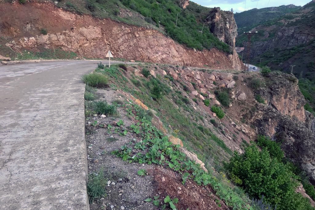 Kamyonet uçuruma yuvarlandı: 1 ölü, 1 yaralı 2