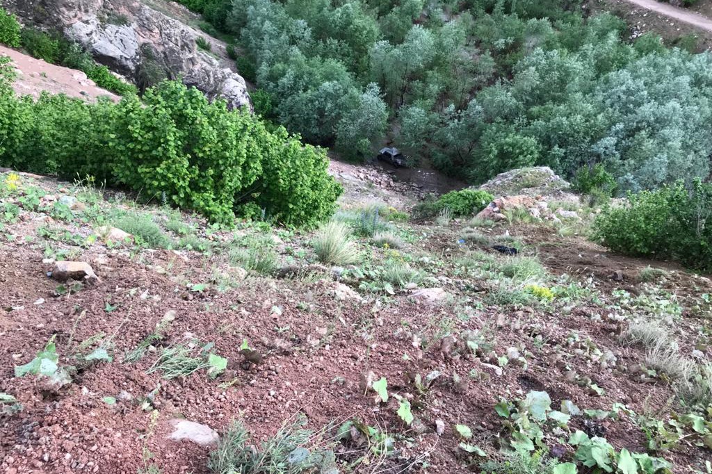 Kamyonet uçuruma yuvarlandı: 1 ölü, 1 yaralı 5