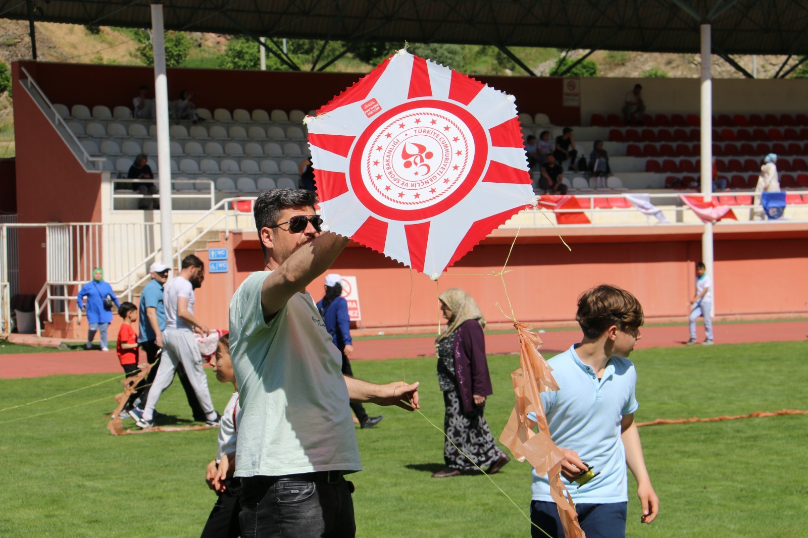 Karnesini alan çocuklar Yenişehir Stadyumunda doyasıya eğlendi 1
