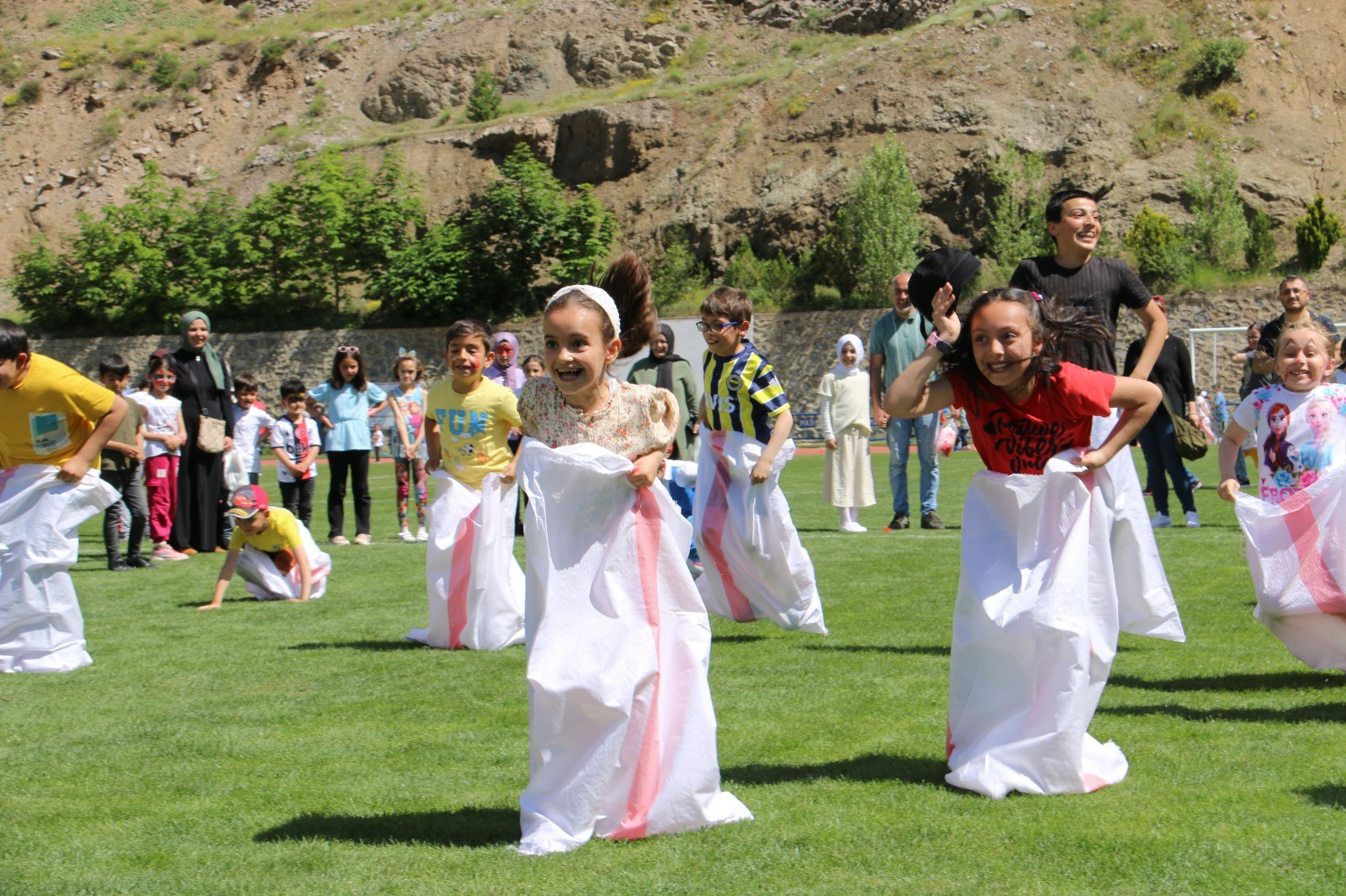 Karnesini alan çocuklar Yenişehir Stadyumunda doyasıya eğlendi 6