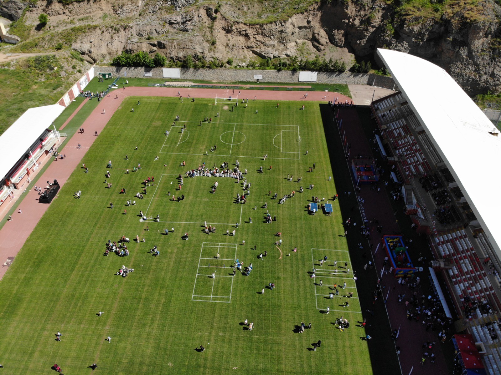 Karnesini alan çocuklar Yenişehir Stadyumunda doyasıya eğlendi 3