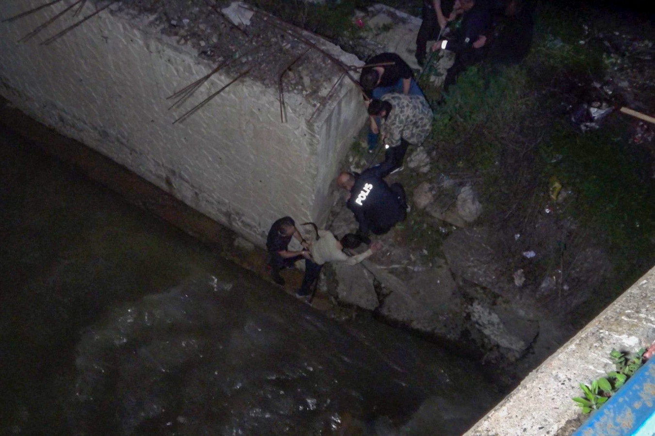 Harşit Çayına atlayan genci polis ekipleri kurtardı 6