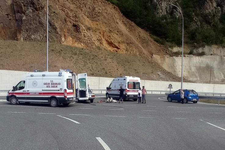 Gümüşhane’de kavşakta iki otomobil çarpıştı: 1’i ağır 3 yaralı 1